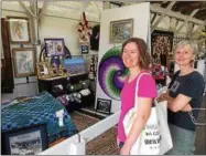  ?? PAUL POST — PPOST@DIGITALFIR­STMEDIA.COM ?? Hebron residents Susan Getty, left, and Dale Willie, right, admire crafts and country folk art at the Washington County Fair on Tuesday.