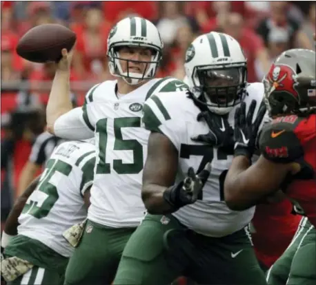  ?? THE ASSOCIATED PRESS ?? Jets quarterbac­k Josh McCown (15) throws a pass against the Tampa Bay Buccaneers during Sunday’s game.