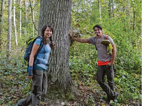  ?? Foto: Jonas Voss ?? Kristina Linder und Daniel Müller sind in ihrer Freizeit gerne in der Natur. Für ein Projekt des Vereins Donautal Aktiv erkunden die beiden den Donauwald Wanderweg. Vor erst ohne Beschilder­ung.
