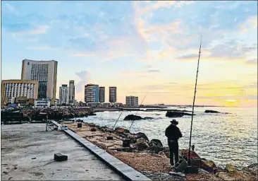  ?? MAHMUD TURKIA / AFP ?? Rere aquesta imatge bucòlica de Trípoli, dimecres, s’hi amaga un país enfonsat: Líbia