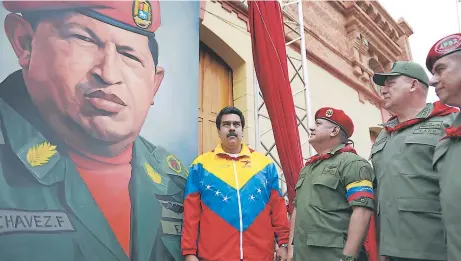  ??  ?? RELACIÓN. A lo largo de su mandato, Nicolás Maduro ha cuidado su relación con los militares. Foto de archivo.