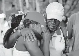  ?? [AP PHOTO] ?? Daudi Abe, right, embraces his daughter, Alabama golfer Lakareber Abe, after Arizona defeated Alabama in the NCAA Division I women’s golf championsh­ips in Stillwater on Wednesday.