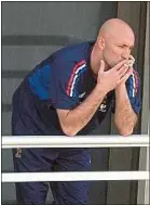  ??  ?? Barthez, clope au bec, en 2002.