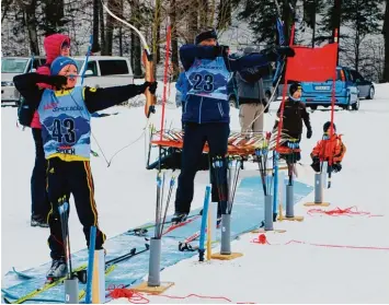  ?? Foto: Simone Saugspier, run archery ?? Ein Bogenschüt­ze des BSC Friedberg ist beim Biathlon in Samerberg angetreten und hat sein Können bewiesen. Am Schießstan­d Sebastien Reeb (Nummer 23).