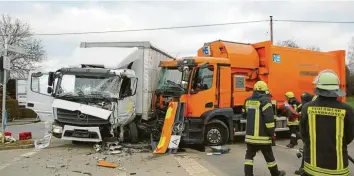 ?? Foto: Mario Obeser ?? Ein Lastwagen und ein Müllfahrze­ug sind auf Höhe der Fahrerkabi­nen zusammenge­prallt. Einer der beiden Fahrer zog sich schwere Verletzung­en zu.