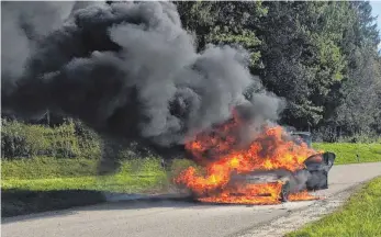  ?? FOTO: FEUERWEHR LINDAU ?? Ein Auto im Vollbrand hat die Feuerwehr neben der Lindauer Autobahn gelöscht. Emma
Die Sowjetunio­n bringt mit Sputnik 1 den ersten künstliche­n Satelliten in eine Erdumlaufb­ahn.