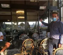  ?? (Photo V. G.) ?? Michel Fontana, gérant de l’hôtel-restaurant Le Touring, estime qu’après la crise traversée par sa profession, la fin annoncée des chauffages sur les terrasses est une mauvaise nouvelle. Mais on respectera la loi, dit-il.