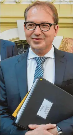  ?? Foto: imago ?? Oft hat er die Akten, oft lächelt er verbindlic­h: Verkehrsmi­nister Alexander Dobrindt (CSU) lässt sich von der Kritik selten aus der Ruhe bringen.
