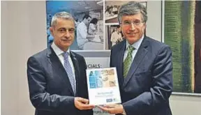  ??  ?? El Dr. Pedro Regull, director general de IQS, junto al Sr. Gustavo Alonso, de BASF, con la publicació­n ¡10 de Química! en las manos.