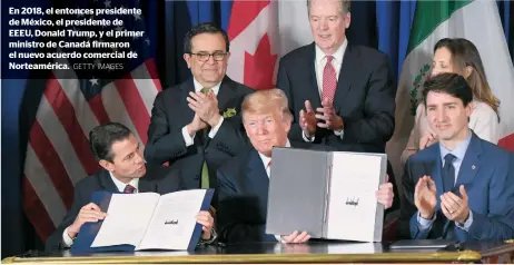  ??  ?? En 2018, el entonces presidente de México, el presidente de EEEU, Donald Trump, y el primer ministro de Canadá firmaron el nuevo acuerdo comercial de Norteaméri­ca.
