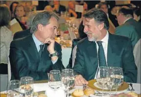  ?? TONI ALBIR / EFE ?? Artur Mas conversand­o con Josep Creuheras durante la cena