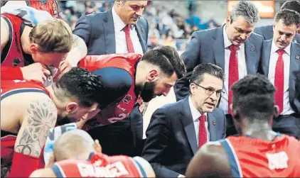  ?? FOTO: EFE ?? El técnico Pedro Martínez dando instruccio­nes en un tiempo muerto. El Baskonia afronta un momento clave de su temporada