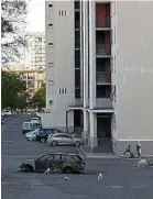  ?? N. Tucat / AFP ?? Une voiture brûlée dans la cité des Rosiers, à Marseille, lundi.