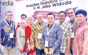  ??  ?? KELIHATAN Zakaria (kiri) dan Zulkifli (tiga kanan) bergambar dengan sebahagian delegasi Malaysia yang menghadiri HPN 2019 di kota Surabaya. Turut kelihatan Ketua Pengarang Utusan Borneo, Lichong Angkui (empat kanan).