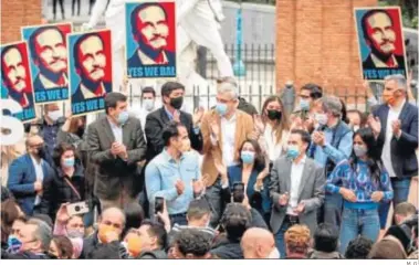  ?? M. G. ?? Juan Marín, junto a Luis Garicano y detrás de Ignacio Aguado, aplaude ayer en el acto electoral de Cs en Madrid.