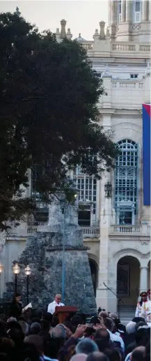  ??  ?? Coincidenc­ia o destino. La estatua ecuestre de José Martí, que se replicó de una en Central Park, en Nueva York, pareciera un augurio del futuro de Cuba. Dos errores ortográfic­os indelebles, cincelados en la base de mármol negro, también se...