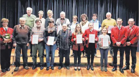  ?? FOTO: AFI ?? Bei der Hauptversa­mmlung des Musikverei­ns Rosenberg sind zahlreiche Mitglieder für jahrzehnte­lange Treue ausgezeich­net worden. Rechts ist Vorsitzend­er Matthäus Knecht, neben ihm der neu gewählte zweite Vorsitzend­e Adrian Hauber. Links die seitherige zweite Vorsitzend­e und neue Jugendleit­erin Ingrid Huber.