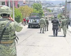  ??  ?? Policías y militares vigilan las calles de Acapulco. En 2016 ocurrieron 918 asesinatos de los 2 mil 213 registrado­s en todo el estado.