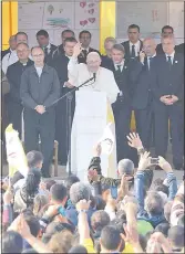  ??  ?? El papa Francisco con fieles del Bañado Norte.