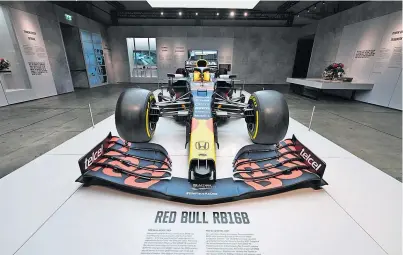  ?? Fotos: APA/Fohringer ?? Mit dem RB16B holte Max Verstappen 2021 die Weltmeiste­rschaft. Die Ausstellun­g in der Meta-Stadt wartet mit Prachtstüc­ken auf – ob es nun der Overall von Jacques Villeneuve oder der Ferrari von Lorenzo Bandini ist. Mit der roten Göttin gewann der Italiener 1964 in Österreich.