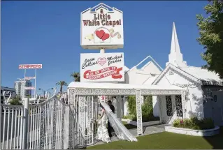  ?? PHOTOS BY BRIDGET BENNETT/NEW YORK TIMES ?? On Sept. 29, a couple departs A Little White Wedding Chapel, one of many chapels sprinkled across Las Vegas, where hundreds of couples exchange vows in 15-minute ceremonies.