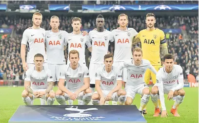  ?? — Gambar AFP ?? MANTAP: Barisan kesebelasa­n utama Tottenham Hotspur semasa aksi perlawanan Liga Juara-Juara menentang Real Madrid di Stadium Wembley, baru-baru ini.