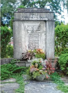  ??  ?? Die Offermann Familiengr­uft auf dem Günzburger Friedhof. Die Geschichte der Firma reicht bis ins Jahr 1886 zurück.