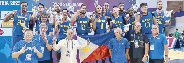  ?? ?? (From left) Gilas Pilipinas with (front row) team manager Butch Antonio, assistant coach Jong Uichico , Philippine Olympic Committee president Rep. Abraham Tolentino, head coach Chot Reyes, SEAG chef de mision Chito Loyzaga, assistant coach Tim Cone and assistant team manager Yvette Ruiz (back of Jong Uichico).