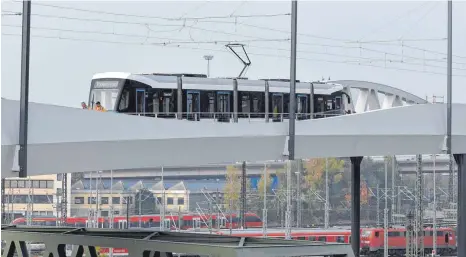  ?? FOTO: THOMAS HECKMANN ?? Die neue Kienlesber­gbrücke wurde bereits im September testweise befahren. Ab Dienstag sind auf der ganzen Strecke Straßenbah­nen unterwegs. Doch zusteigen ist nicht erlaubt: Es handelt sich um Schulungsf­ahrten.