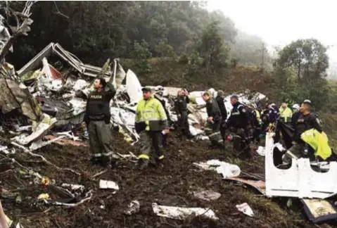  ?? | AP ?? La aeronave quedó destrozada en el Cerro Gordo, de la localidad de La Unión, en el departamen­to de Antioquia, Colombia.