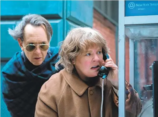  ?? Mary Cybulski Twentieth Century Fox Film Corp. ?? IN “CAN YOU EVER Forgive Me?” Melissa McCarthy and Richard E. Grant play literary fraudsters, above. The Oscarnomin­ated stars, off-screen at left, engage in more innocent high jinks at the Four Seasons Hotel at Beverly Hills.