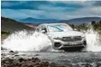  ??  ?? Wassersche­u ist er schon mal nicht: der VW Touareg beim Baden.