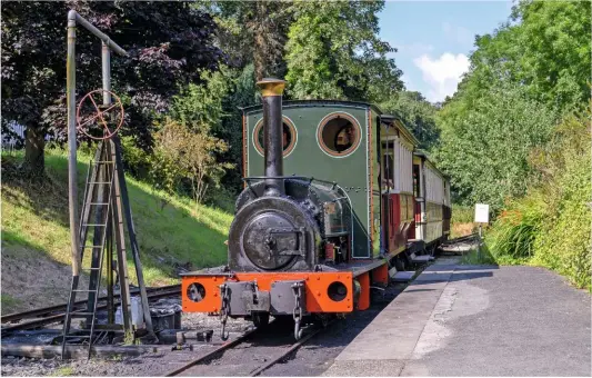  ?? JOEY EVANS ?? “She can have steam up before breakfast!” Kay Bowman’s unique ex-Dorothea ‘Quarry Hunslet’ Works No. 763 Dorothea coasts into Launceston on July 25 2017.