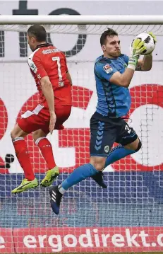  ?? FOTO: IMAGO ?? Fürths Keeper Balazs Megyeri fängt bei der Düsseldorf­er 1:3-Niederlage im Hin- spiel den Ball vor Fortuna-Kapitän Oliver Fink.