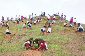  ??  ?? 1.5m volunteers in India plant record breaking 66 million trees in 12 hours .