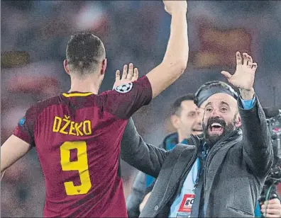  ??  ?? Monchi, al frente de otro proyecto triunfal El director deportivo de la Roma se abrazó a Edin Dzeko, mientras el presidente Pallotta se bañó en la Piazza del Poppolo