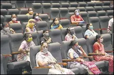  ?? BACHCHAN KUMAR / HT PHOTO ?? Beneficiar­ies wait to get vaccinated at NMMC's Vishnudas Bhave Auditorium, Vashi, on Friday.