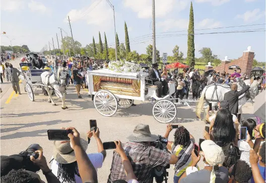  ?? ERIC GAY/AP ?? George Floyd’s funeral procession arrives Tuesday at Houston Memorial Gardens cemetery in Pearland, Texas. Floyd died in Minneapoli­s police custody.