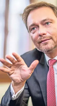  ??  ?? Christian Lindner (39) ist seit Dezember 2013 FDP-Chef.