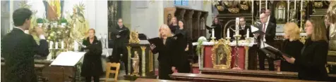  ?? Foto: ba ?? Das Vokalensem­ble München – in Corona‰Abständen in der Wallfahrts­kirche Niederschö­nenfeld platziert – geleitet von Viktor Töpelmann.