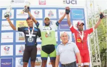  ?? FUENTE EXTERNA ?? Luis Rijo, titular de la Asociación de Ciclismo de La Romana, premia a los tres primeros lugares, con Crispín al centro.