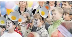  ?? FOTO: BECKERBRED­EL ?? Viele Kinder haben sich beim „Kinderfest des Kinderschu­tzbundes“auf dem Tiblisser Platz in Saarbrücke­n geschminkt und verkleidet.