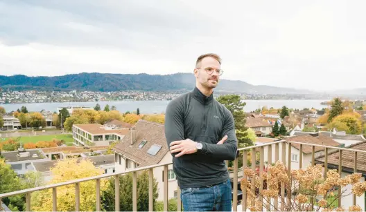  ?? CLARA TUMA/THE NEW YORK TIMES ?? Philip Skiba is seen Oct. 31 on the terrace of his rental home in Zollikon, Switzerlan­d, with a view of Lake Zurich.