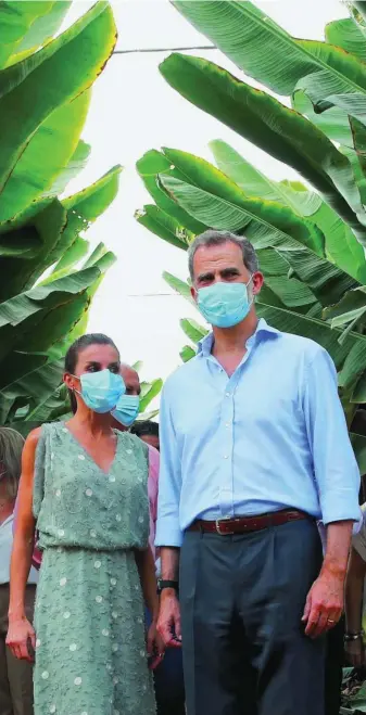  ?? EFE ?? Don Felipe y Doña Letizia junto a la emblemátic­a playa de Las Canteras, en Las Palmas de Gran Canaria, durante su visita, ayer, al archipiéla­go