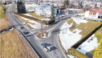  ?? FOTO: OLAF WINKLER ?? An der Kreuzung der B 308 und der Staufner Straße in Lindenberg soll ein Kreisverke­hr entstehen. Es ist nicht das einzige Bauprojekt, das 2021 im Westallgäu ansteht.