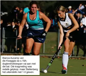  ??  ?? Bianca Aucamp van die Kwaggas se o.18Adogters­hokkiespan val aan met die bal. Dié kragmeting was redelik gelykop, maar Stellenber­g het uiteindeli­k met 1-0 gewen.