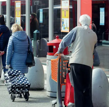  ??  ?? L’attesa
Anziani in coda all’entrata di un supermerca­to Spesso per le fasce più deboli (e a rischio) anche solo fare la spesa o prelevare in banca costituisc­e un serio problema