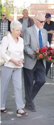  ??  ?? Jane and Roger Playdon lay a wreath at Drouin on behalf of Drouin Rotary Club.