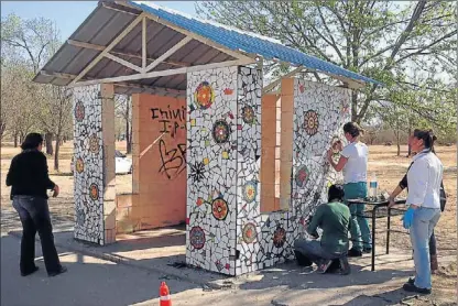  ?? VOZ DEL INTERIOR ?? En Malagueño comenzaron a ser cubiertas por una intervenci­ón artística con mosaicos.