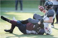  ?? TROY FLEECE ?? The Regina Thunder’s Carson Bell sacks Winnipeg Rifles quarterbac­k Drenin Busch on Saturday at Leibel Field.